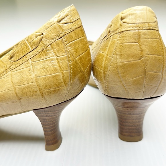 Vintage Stuart Weitzman Embossed Leather Pumps (8) - Picture 5 of 10